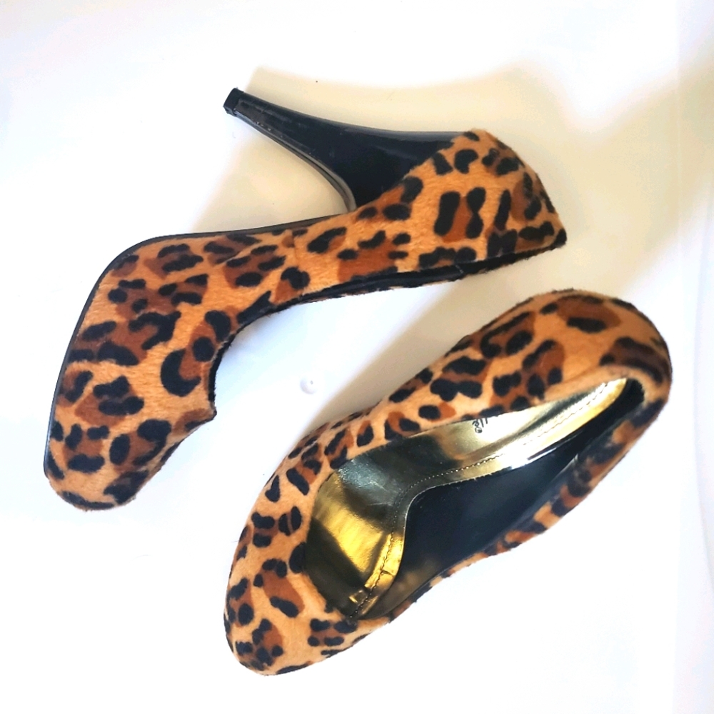 Anne Michelle Leopard Pumps